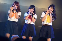 左から関根梓、仙石みなみ、佐保明梨。