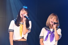 左から佐保明梨、佐藤綾乃。