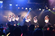 アップアップガールズ（仮）によるライブの様子。
