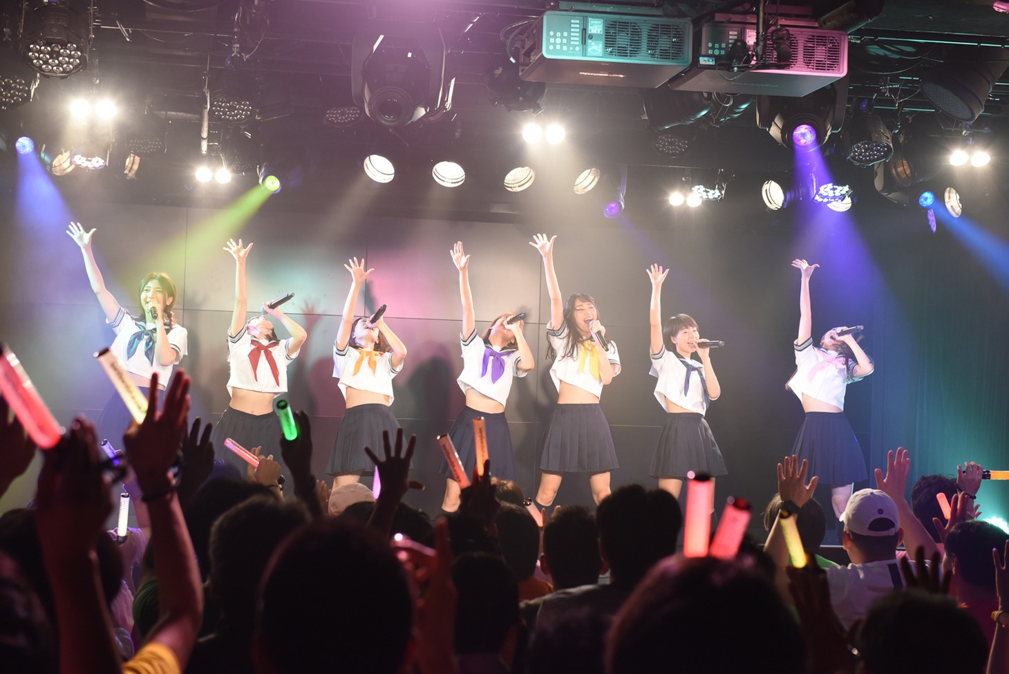 アップアップガールズ（仮）によるライブの様子。