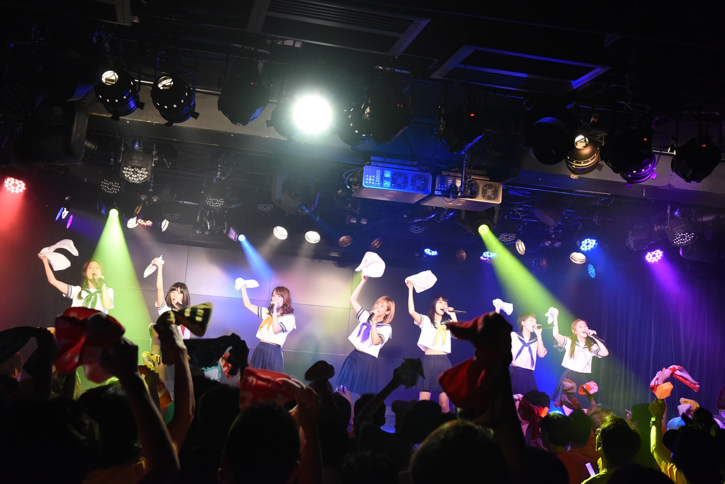 アップアップガールズ（仮）によるライブの様子。