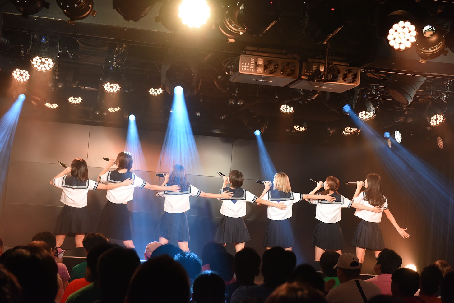アップアップガールズ（仮）によるライブの様子。