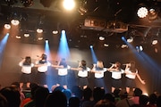 アップアップガールズ(仮)によるライブの様子。