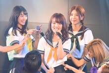 アップアップガールズ（仮）によるライブの様子。
