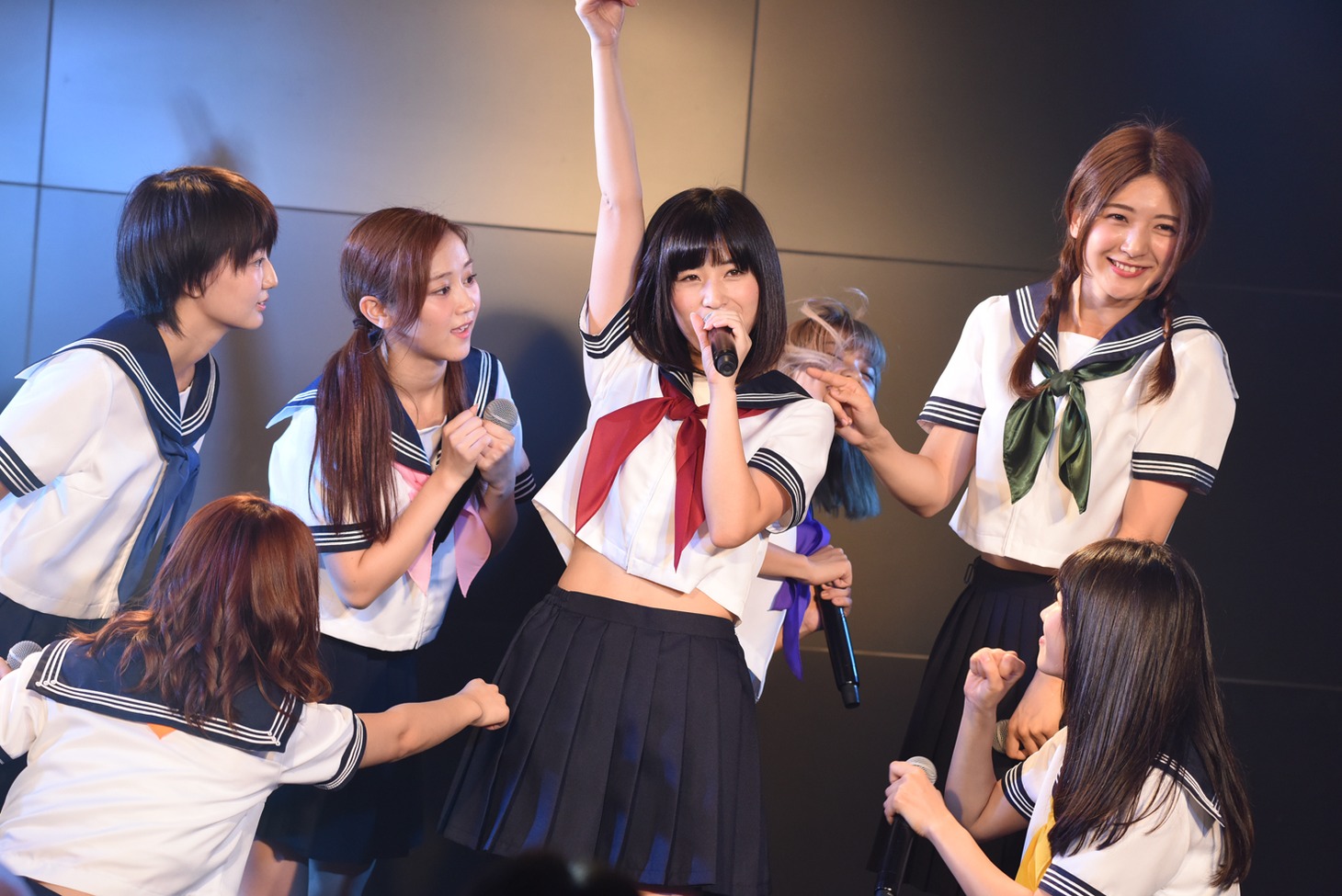 アップアップガールズ（仮）によるライブの様子。