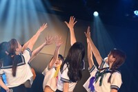 アップアップガールズ（仮）によるライブの様子。
