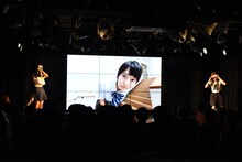 VR動画を体験するアップアップガールズ（仮）。