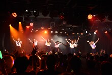 アップアップガールズ（仮）によるライブの様子。