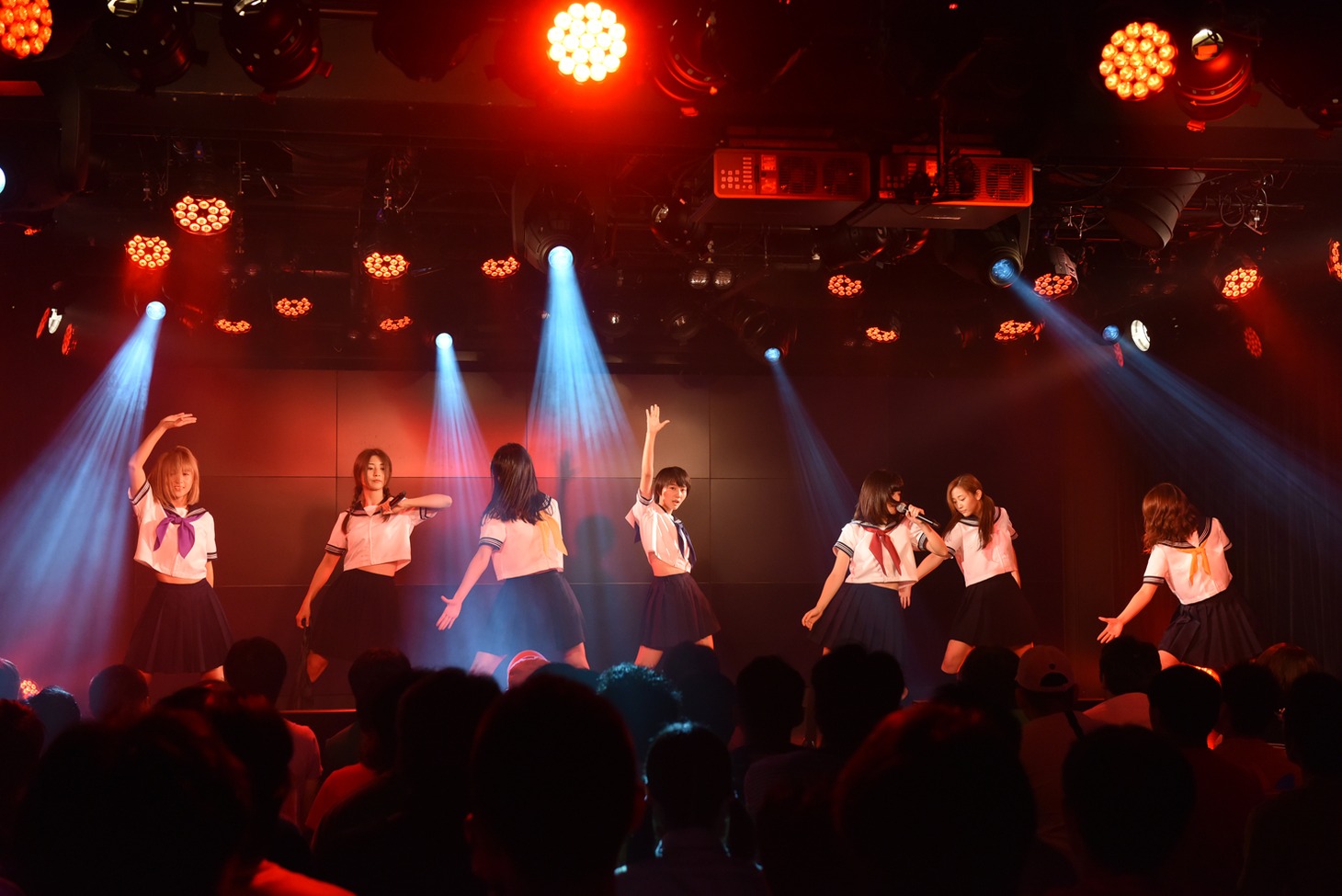 アップアップガールズ（仮）によるライブの様子。