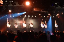 アップアップガールズ（仮）によるライブの様子。