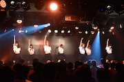 アップアップガールズ(仮)によるライブの様子。
