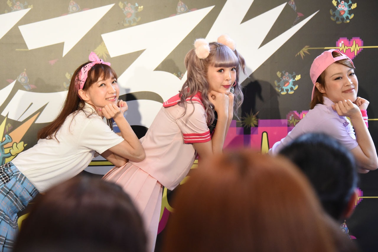 藤田ニコルのデビューシングル「Bye Bye」リリース記念イベントの様子。