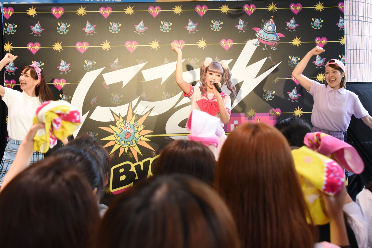 ダンサーと共にデビュー曲「Bye Bye」を披露する藤田ニコル。