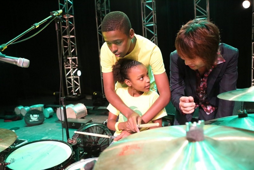 Fabela Brassの子供たちと交流する茂木欣一（右）。（写真提供：Sony Music Brazil）