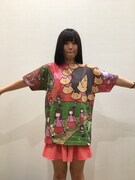 「くそデザインTシャツ」を着用するしばたありぼぼ（B, Vo）。