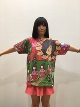 「くそデザインTシャツ」を着用するしばたありぼぼ（B, Vo）。