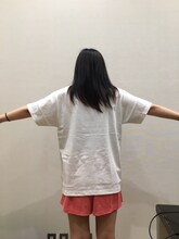 「くそデザインTシャツ」を着用するしばたありぼぼ（B, Vo）。
