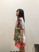 「くそデザインTシャツ」を着用するしばたありぼぼ（B, Vo）。