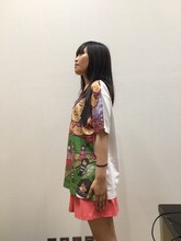 「くそデザインTシャツ」を着用するしばたありぼぼ（B, Vo）。