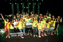 東京スカパラダイスオーケストラとFabela Brass、マルシア（右）。（写真提供：Sony Music Brazil）