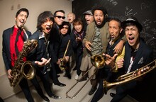 東京スカパラダイスオーケストラとエミシーダ（右から3番目）。（写真提供：Sony Music Brazil）