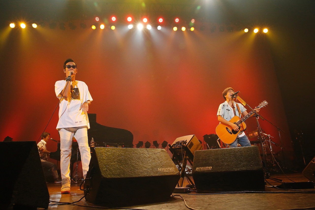 「Ghana presents コブクロ アコースティック プレミアムライブ」の様子。（写真提供：ワーナーミュージック・ジャパン）