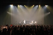 「Ghana presents コブクロ アコースティック プレミアムライブ」の様子。（写真提供：ワーナーミュージック・ジャパン）