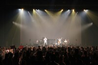 「Ghana presents コブクロ アコースティック プレミアムライブ」の様子。（写真提供：ワーナーミュージック・ジャパン）