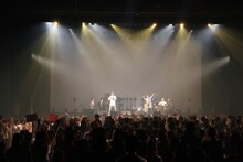 「Ghana presents コブクロ アコースティック プレミアムライブ」の様子。（写真提供：ワーナーミュージック・ジャパン）