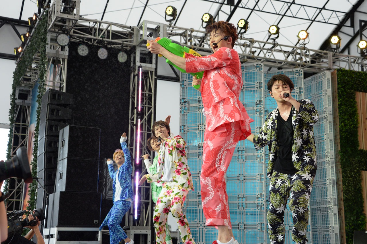 水鉄砲を客席に撃つユーキ（中央）。