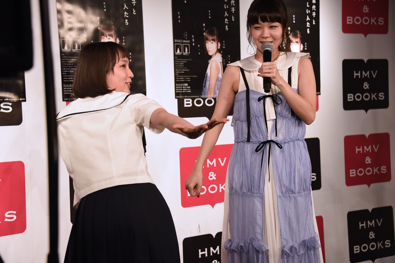 ミュージックビデオで玄関を飛び出すシーンを再現する吉岡里帆（左）。