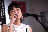 カズーを吹く吉澤嘉代子。