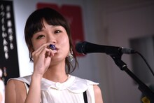 カズーを吹く吉澤嘉代子。