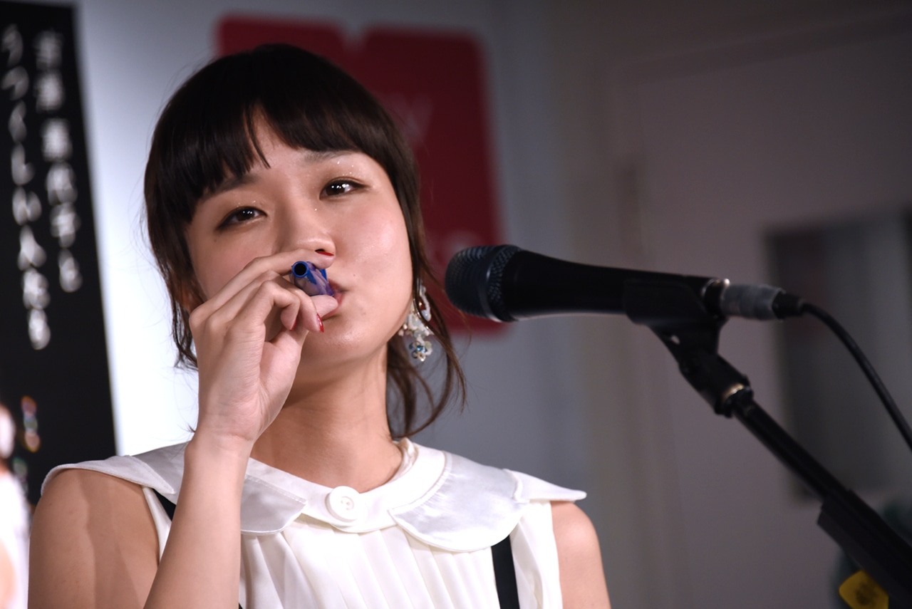 カズーを吹く吉澤嘉代子。
