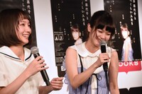 泣き笑いの吉岡里帆（左）と吉澤嘉代子（右）。