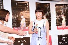 シャボン玉を手に登場し「顔が見えないから出しすぎないで」と報道陣に注意される吉澤嘉代子（右）。