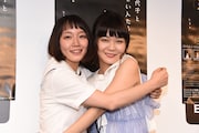 抱き合う吉岡里帆（左）と吉澤嘉代子（右）。