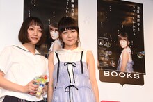吉岡里帆（左）と吉澤嘉代子（右）。