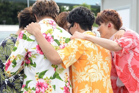 ライブ前、円陣を組む超特急。