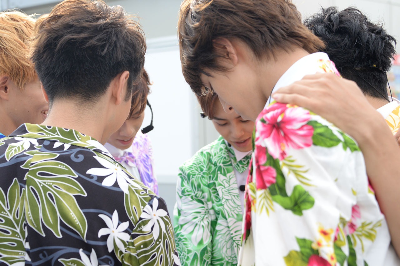 気合い入れの言葉をかけ合う超特急。