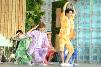 「バッタマン」のパフォ―マンスの様子。