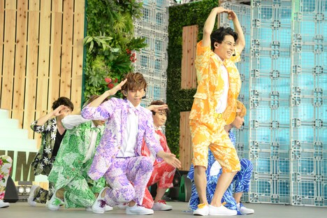 「バッタマン」のパフォ―マンスの様子。