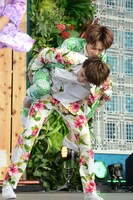 タカシ（下）におんぶしてもらうタクヤ（上）。