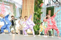 「OVER DRIVE」のパフォ―マンスの様子。