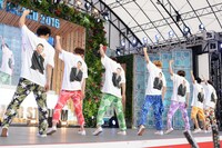 超特急。Tシャツの背面には三宅正治アナウンサー。