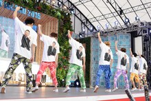 超特急。Tシャツの背面には三宅正治アナウンサー。