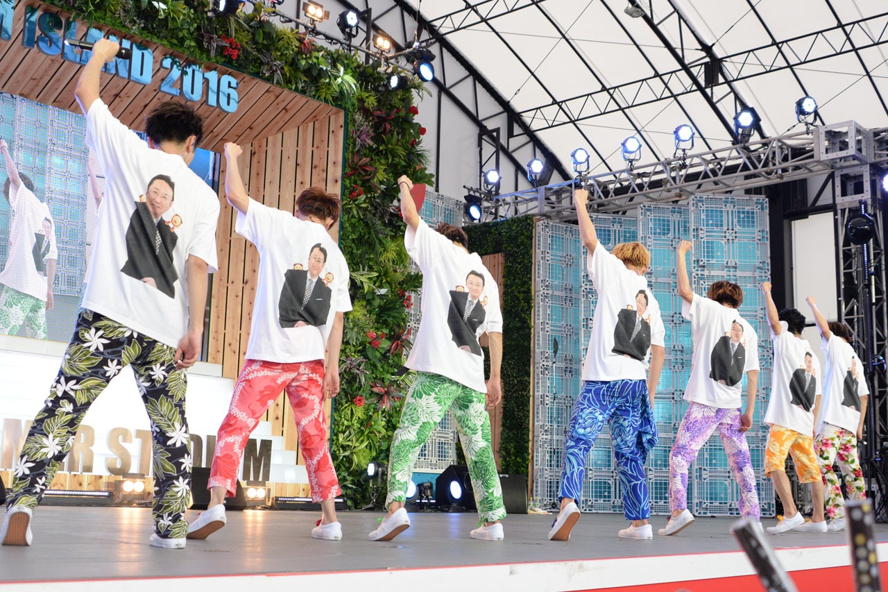 超特急。Tシャツの背面には三宅正治アナウンサー。