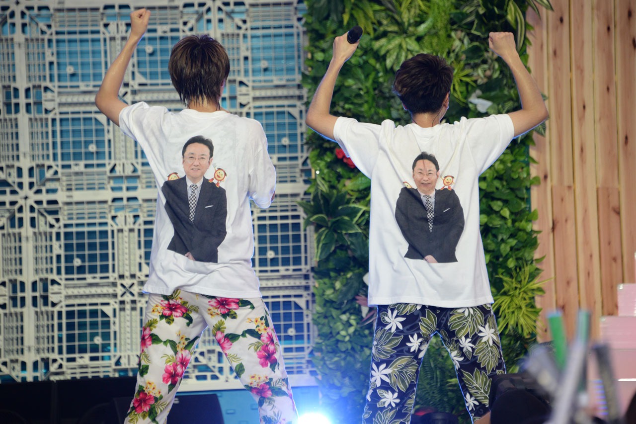 三宅アナをアピールしながら歌う（左から）タカシ、コーイチ。