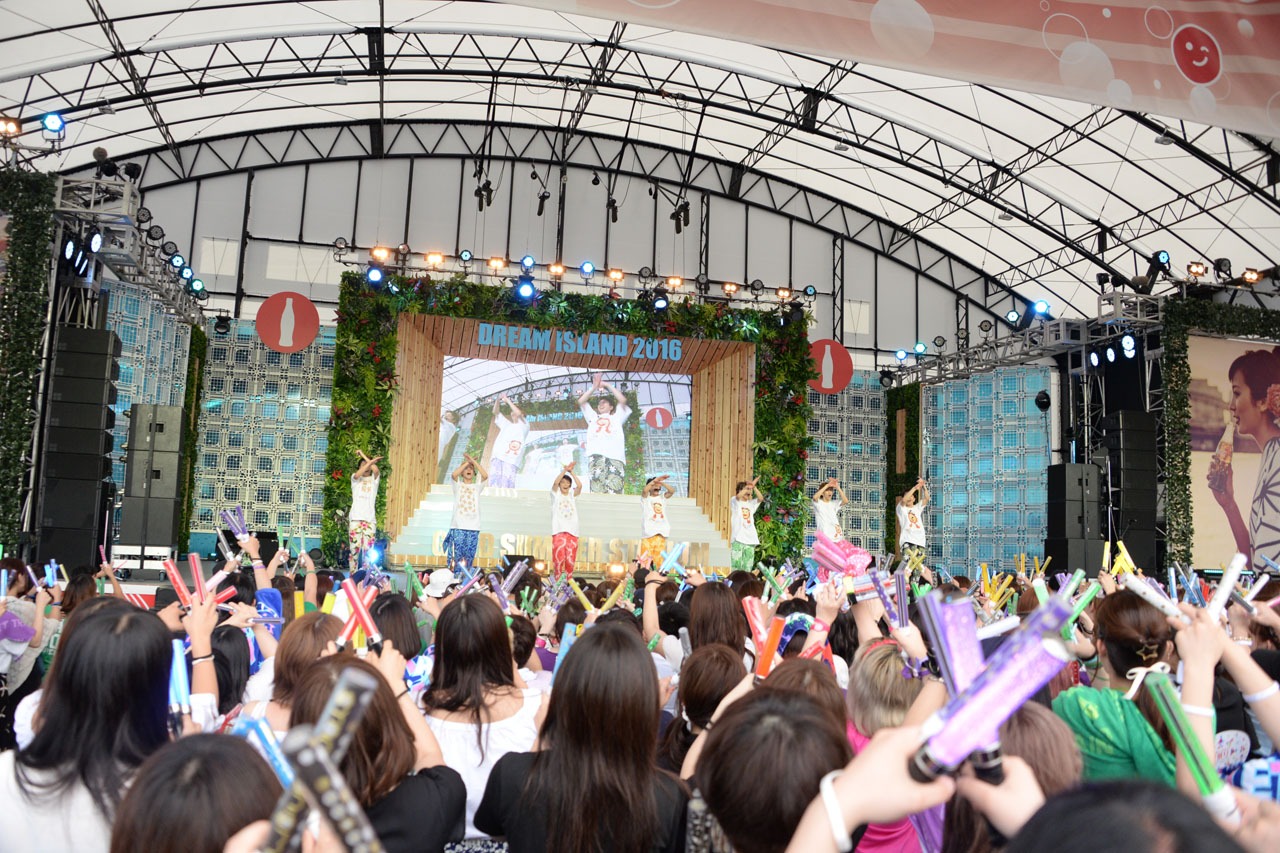 「Burn!」のパフォ―マンスの様子。