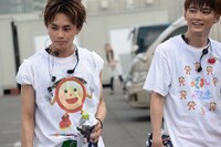 終演後、取材を受ける（左から）タクヤ、ユーキ。